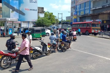 இலங்கையில் தொடரும் எரிபொருள் வரிசை