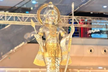 உலகை வியப்பில் ஆழ்த்திய கலைஞர்கள் ; நாணயங்களால் உருவாக்கப்பட்ட 18 அடி இராமர் சிலை