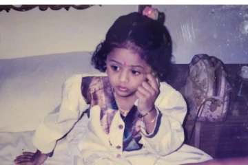 இந்த போட்டோவில் இருக்கும் குழந்தை யார் தெரியுமா? பிரபல ஹீரோயின் தான்