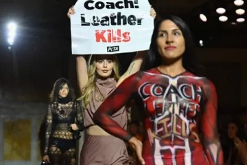 பிரான்ஸ் பேஷன் ஷோவில் திடீர் குழப்பம்!