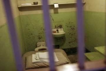 சிறைக்குள் இரவில் சோதனை ; பொலிஸாருக்கு அதிர்ச்சி கொடுத்த கைதிகள்