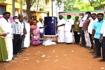 கொரோனா தடுப்பூசி போட்டுக்கொண்டால் டிவி, பிரிட்ஜ் பரிசு - குவிந்த மக்கள் கூட்டம்