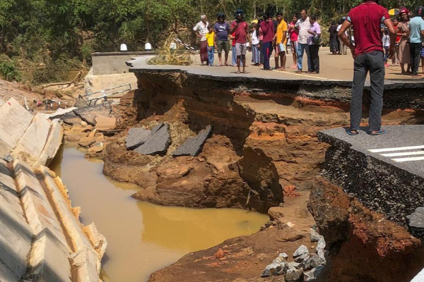நாவலப்பிட்டி – கண்டி பிரதான வீதி 18 நாட்களுக்கு பின்னர் திறக்கப்பட்டது | Nawalapitiya Kandy Main Road Re Opened நாவலப்பிட்டி – கண்டி பிரதான வீதி 18 நாட்களுக்கு பின்னர் திறக்கப்பட்டது | Nawalapitiya Kandy Main Road Re Opened