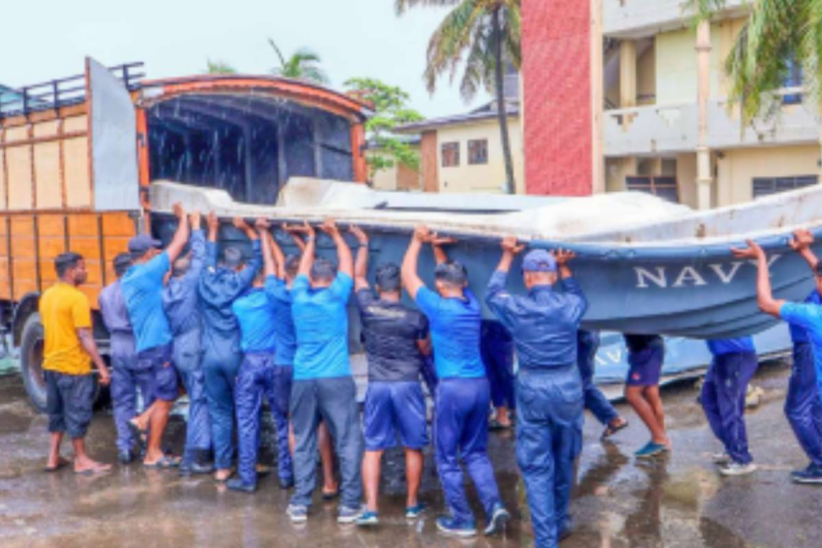 நாட்டில் ஏற்பட்டுள்ள சீரற்ற வானிலை! தயார் நிலையில் கடற்படையினர் | Navy Ready For Disaster Relief Operations நாட்டில் ஏற்பட்டுள்ள சீரற்ற வானிலை! தயார் நிலையில் கடற்படையினர் | Navy Ready For Disaster Relief Operations