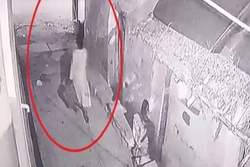 சாக்கடையில்  பிறந்த குழந்தையை வீசி சென்ற பெண் -  பதற வைக்கும் வீடியோ