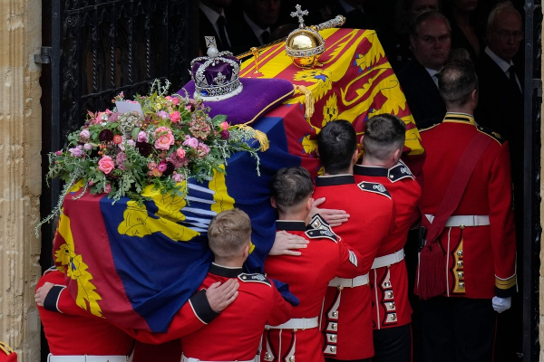 உடைக்கப்பட்ட மகாராணியின் மந்திரக்கோல்! இறுதி பயணத்தில் வித்தியாசமான அரச சடங்கு | Queen S Coffin Lowered Into Royal Vault Ahead