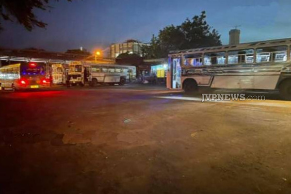 ஊரடங்கு சட்டத்தால் கொழும்பில் தவிக்கும் மக்கள் (Photos) | People Suffering Colombo Due To Curfew Transport