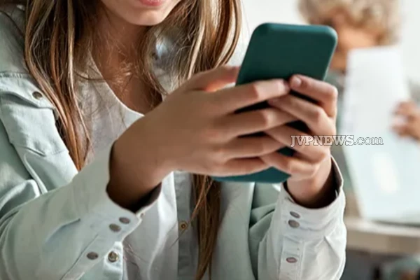 மாணவிக்கு ஆபாச வீடியோ அனுப்பிய ஆசிரியையின் கணவர் | Teacher Husband Sent Pornographic Video Student