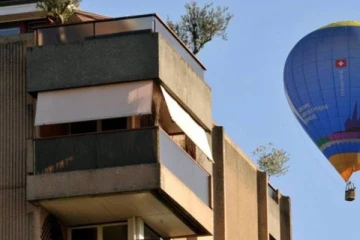 சுவிஸில் இராட்சத பலூனில் இருந்து விழுந்து உயிரிழந்த நபர்: சந்தேகத்தில் பொலிஸார்!