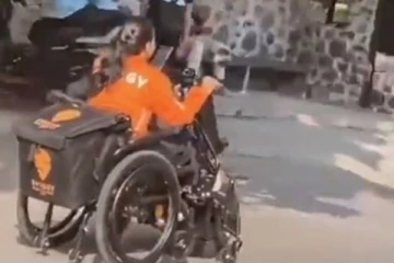 உணவு டெலிவரி செய்யும் மாற்றுத்திறனாளி பெண்! மில்லின் இதயங்களை வென்ற காட்சி