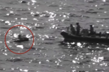 30 மணி நேரம் கவிழ்ந்த படகில் தத்தளித்த இளைஞர்: சுறா மீன் வட்டமிட்ட போது மீட்கப்பட்ட சம்பவம்