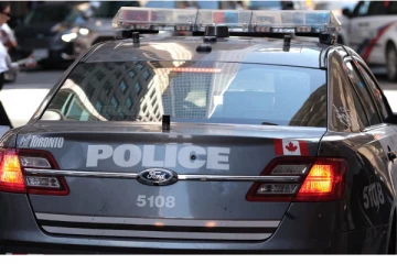 டொரொண்டோவில் பொலிஸார் மீது துப்பாக்கிச் சூடு