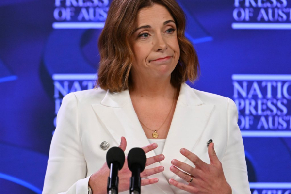 சிறார்களின் சமூக வலைதளக் கணக்குகளை நீக்காவிடில் 50 மில்லியன் அபராதம்; அதிரடி காட்டும் அவுஸ்திரேலியா | Australia Fines Children Social Media Accounts