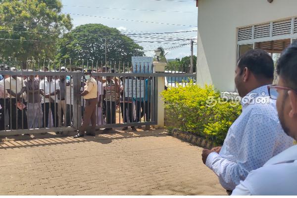சிறுபோக அறுவடைக்கு டீசல் பெற்றுத்தருமாறு கோரி மக்கள் கவனயீர்ப்பு போராட்டம் (Video) | Farmers Are Engaged In Vigil In Kilinochchi