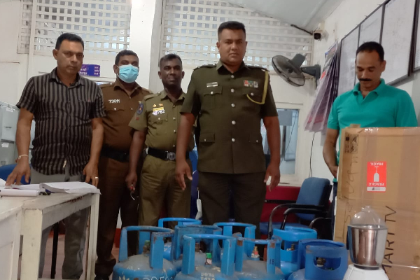 வவுனியாவில் மூன்று இளைஞர்கள் கைது(Photo) | Three Youths Arrested In Vavuniya