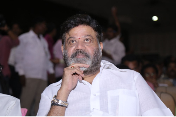 எம்ஜிஆருக்கு மேக்கப் போடும் இவர் யார் தெரியுமா?... இந்த பிரபலத்தின் தந்தை தானா... | Unseen Photo Of Mgr Goes Viral