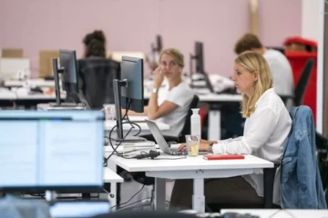 இங்கிலாந்தில் வாரத்தில் 4 நாட்கள் மட்டும் வேலை - குஷியில் ஊழியர்கள்