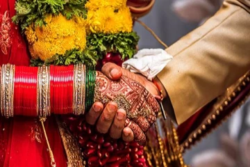 யாழில் குடும்பத்தனரின் கடும் எதிர்ப்பிலும் 44 வயது கனடா காதலனை கரம்பிடித்த இளம் யுவதி