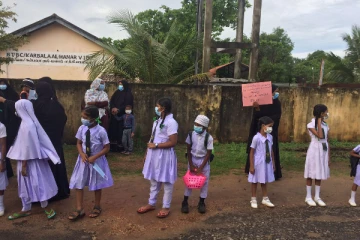 கர்பலா அல்மனார் வித்தியாலய அதிபரை உடனடியாக இடமாற்றுமாறு ஆர்ப்பாட்டம்