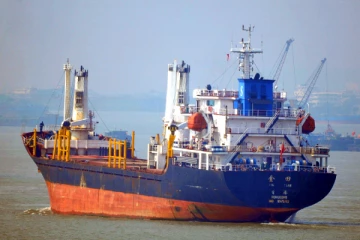 நடுக்கடலில் கப்பல் கவிழ்ந்து 8 பேர் உயிரிழப்பு, 9 பேர் இன்னும் காணவில்லை