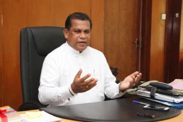 நாட்டை விற்று தரகு பணம் வாங்கும்  அரசாங்கம்!