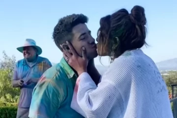 தன் கணவருடன் அப்படி இப்படி ஹோலி கொண்டாடிய ப்ரியங்கா சோப்ரா, பற்றிய இணையம்