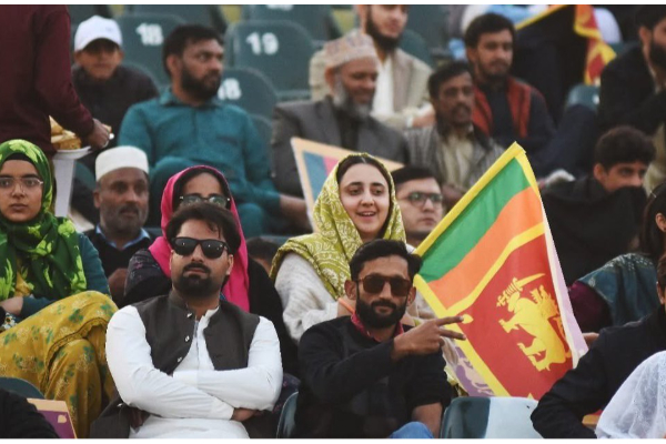 இலங்கையர்களை நெகிழ வைத்த பாகிஸ்தான் இரசிகர்களின் செயல்! | Pakistan Fans With Sri Lankan Flags இலங்கையர்களை நெகிழ வைத்த பாகிஸ்தான் இரசிகர்களின் செயல்! | Pakistan Fans With Sri Lankan Flags