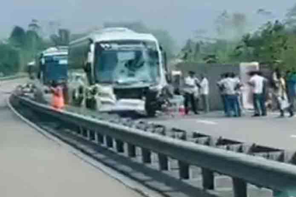 தெற்கு அதிவேக நெடுஞ்சாலையில் பேருந்தும் , லொறியும் மோதி விபத்து; தப்பிய உயிர்கள் | Bus And A Lorry Collided Southern Expressway