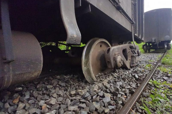 ரயில் தடம் புரள்வு காரணமாக புகையிரத போக்குவரத்து தடை | Train Traffic Disrupted Due To Train Derailment