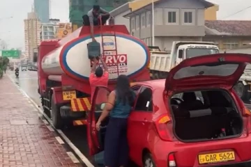 கொழும்பில் வீதியில் வைத்து ஊர்தியிலிருந்து எடுத்து விநியோகிக்கப்பட்ட எரிபொருள்! வைரலாகும் காணொளி