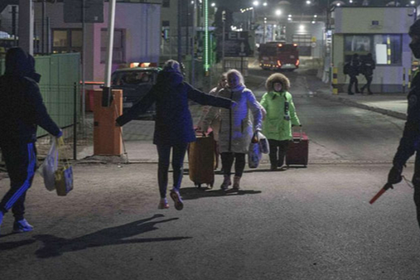 உக்ரைனில் இருந்து சாரை சாரையாக வெளியேறும் மக்கள் - அதிகரிக்கும் பதற்றம் | Russia Ukraine Crisis People Leaving Other Country