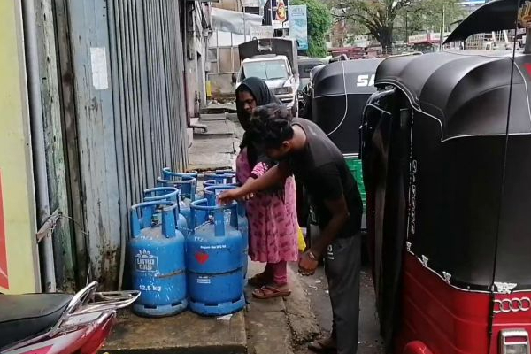 எரிவாயு சிலிண்டர்கள் காணாமல் போயுள்ளன: அதிருப்தியில் மக்கள் (Photos) | Gas Cylinders Are Missing People In Shock