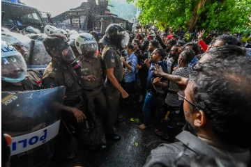 கோட்டாபயவின் மாளிகையை தகர்ப்பதற்கு முன்னேறிப் பாயும் பல்லாயிரம் மக்கள் (நேரலை)