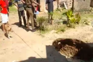 கந்தளாய் பகுதியில் வீடொன்றுக்கு முன்னால் திடீரென மண்சரிவு(Video)