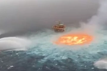 தீப்பற்றி எரியும் கடல்.. ஒரு ஆச்சரிய வீடியோ