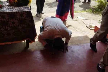 பாடசாலையில் விழுந்து வணங்கி கடமையேற்ற அதிபர்;  தமிழர் பகுதியில் நெகிழ்ச்சி சம்பவம்!