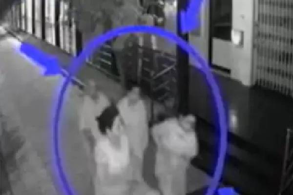 ஸ்ரீமதியின் உடலை நான்கு பேர் தூக்கிச் செல்லும்  சிசிடிவி காட்சிகள் பொய்யானது - தாய் பரபரப்பு பேட்டி..! - தமிழ்நாடு