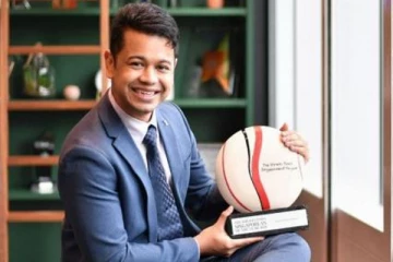 சிங்கப்பூருக்கு பெருமை சேர்த்த தமிழன்! ஜனாதிபதி கைகளில் வாங்கிய விருது..