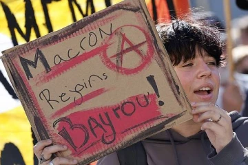 பிரான்ஸ் முழுவதும் வெடித்த வன்முறை போராட்டங்கள்... அதிகரித்த மேக்ரான் மீதான கோபம்