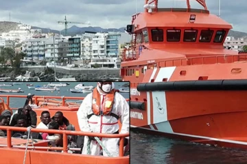 கடலில் தத்தளித்த 3 குழந்தைகள், 18 பெண்கள் உள்பட 42 அகதிகள் பத்திரமாக மீட்பு