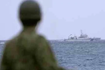 හෙලිකොප්ටරයක් මුහුදට කඩා වැටෙයි..!