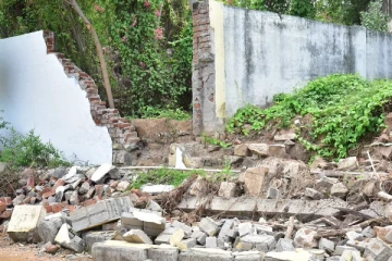 சீரற்ற காலநிலை தாக்கம்! மதில் இடிந்து விழுந்ததில் ஒருவர் பலி