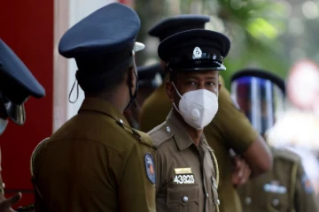 வீடு தேடி சென்ற பொலிஸாருக்கு அரிவாளால் வெட்டுவதாக மனைவி மரண அச்சுறுத்தல்!