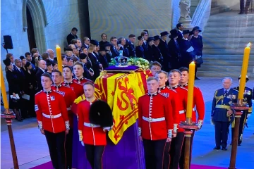 நிறுத்தப்பட்ட LIVE ! எலிசபெத் மகாராணியின் பூதவுடல் முன்பு சுருண்டு விழுந்த காவலாளி - பரபரப்பு காட்சி