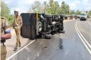 மீன் ஏற்றி வந்த பாரவூர்தி குடைசாய்ந்து விபத்து: இருவர் மருத்துவமனையில் அனுமதி