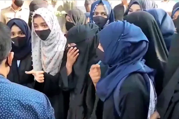 ஹிஜாப் அணிய வேண்டும் என்றால் இஸ்லாமிய நாட்டிற்கு செல்லுங்கள்..மூத்த ஐஏஎஸ் அதிகாரி சர்சை பேச்சு - தமிழ்நாடு