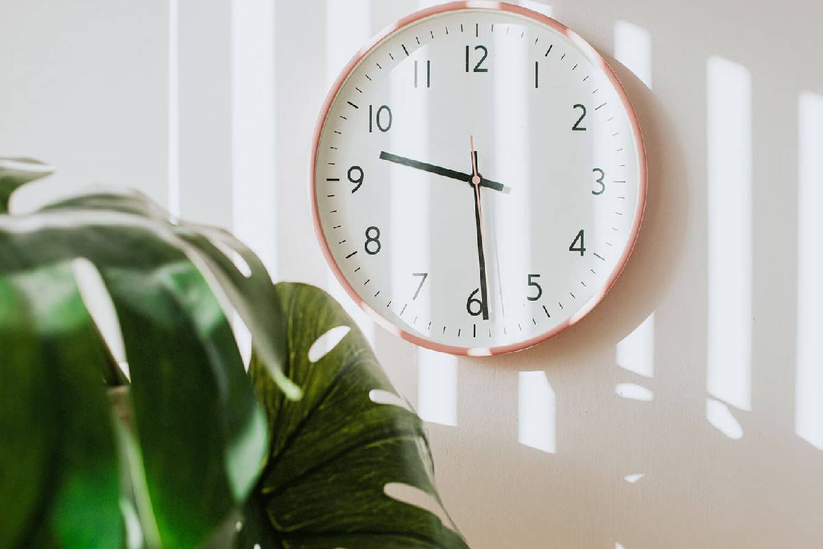 வாஸ்து படி வீட்டில் எந்த இடத்தில் கடிகாரம் மாட்டக்கூடாது தெரியுமா? | Where Clock Should Not Placed House Acording Vastu வாஸ்து படி வீட்டில் எந்த இடத்தில் கடிகாரம் மாட்டக்கூடாது தெரியுமா? | Where Clock Should Not Placed House Acording Vastu