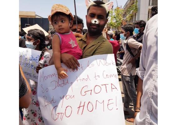 இலங்கை போராட்டத்தில் நெகிழ்ச்சியை ஏற்படுத்திய சம்பவம்! | Sri Lanka Protest Mothers Struggling With Infants