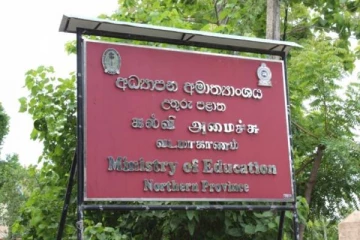 வடமாகாண கல்வி அமைச்சின் உயர் அதிகாரி ஒருவரின் மோசமான செயல்! சர்ச்சை புகைப்படம்