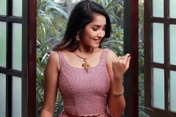 17 வயதில் கர்ப்பமாக இருக்கும் அஜித் மகள் அனிகா? இப்போவே இப்படியா? சர்ச்சையை கிளப்பிய போஸ்டர்